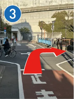 目黒川の側道を右折し、山手通りまで直進します