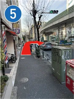 床屋さんの先にある横断歩道をわたる