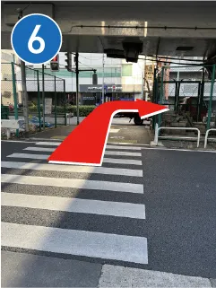 横断歩道をわたったら右折します