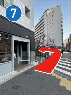 目黒川の側道を左折します