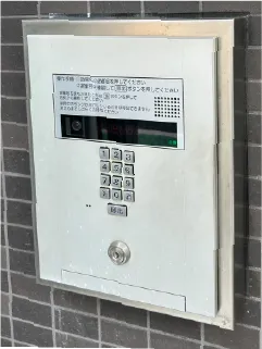 オートロックになりますのでインターフォンで呼び出し